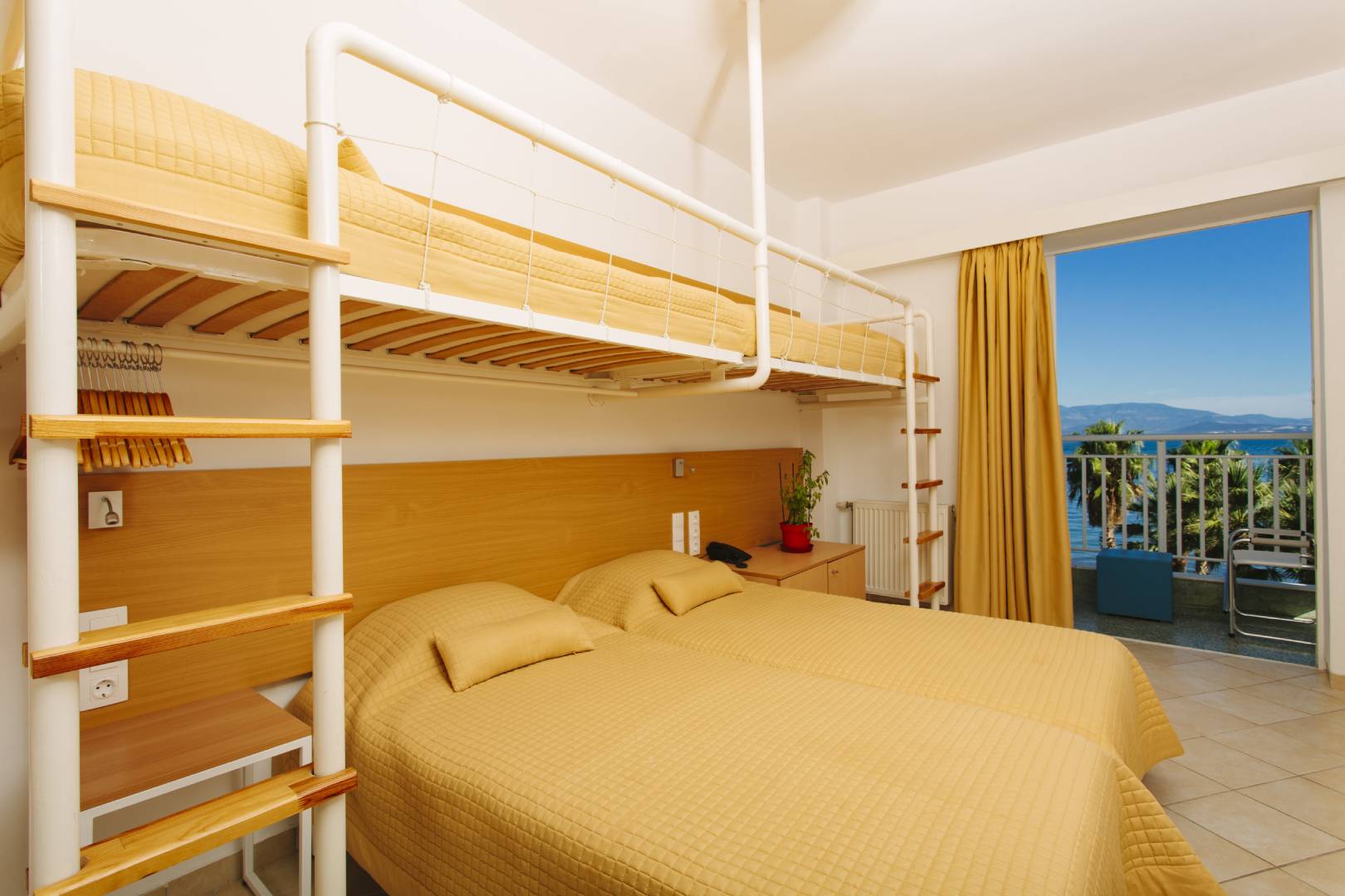 Οικογενειακό δωμάτιο με διώροφα κρεβάτια και θέα θάλασσα